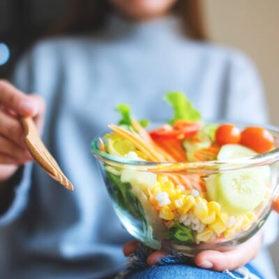 Zdrowe nawyki dla mózgu obejmują jedzenie sałatki pełnej warzyw.