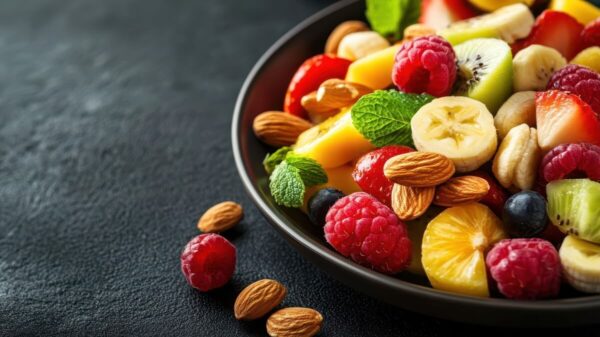 Sałatka owocowa z orzechami jako przykład na dietę wspierającą zdrowie psychiczne.