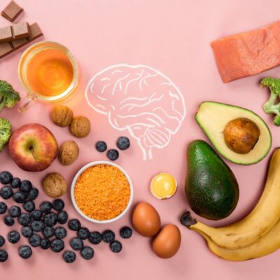 Na obrazku widoczne są zdrowe produkty, takie jak owoce, warzywa, jajka i orzechy, promujące dietę wspierającą zdrowie psychiczne.