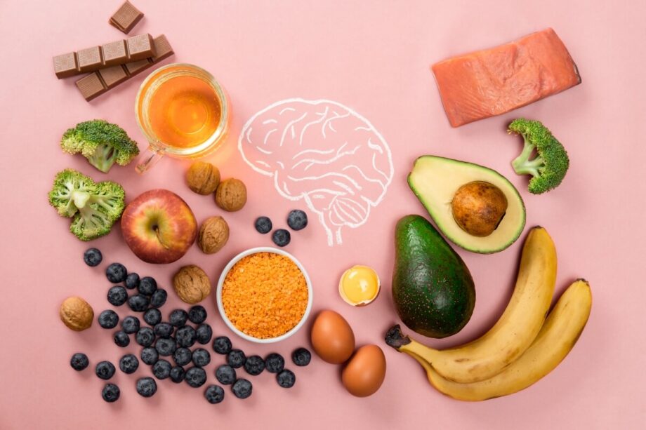 Na obrazku widoczne są zdrowe produkty, takie jak owoce, warzywa, jajka i orzechy, promujące dietę wspierającą zdrowie psychiczne.
