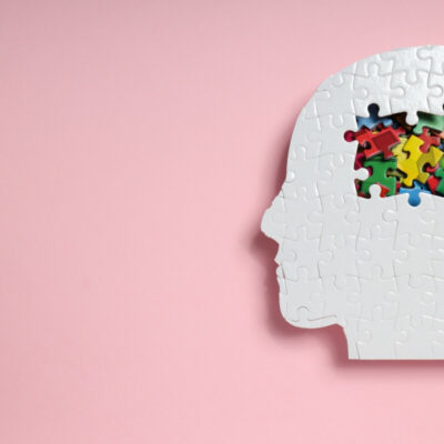Sylwetka głowy z puzzli symbolizuje prewencję w chorobach neurologicznych.