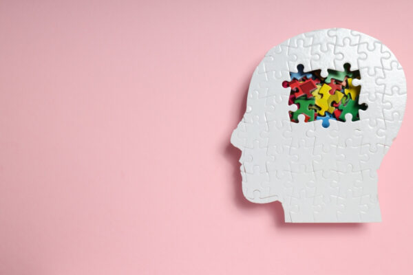 Sylwetka głowy z puzzli symbolizuje prewencję w chorobach neurologicznych.